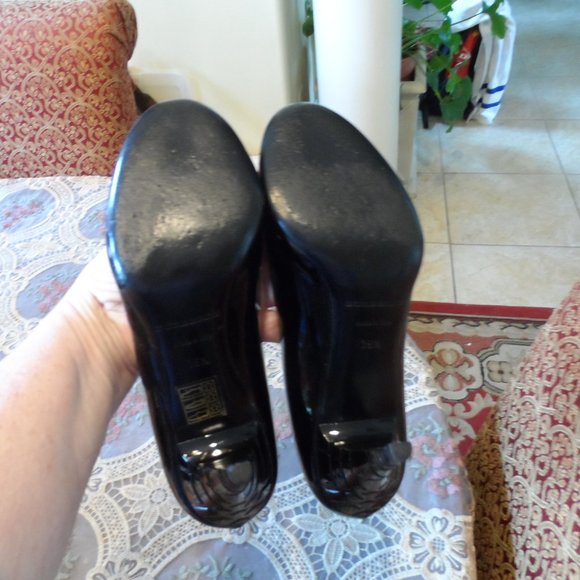 Burberry Black Patent Leather Quited Heels Pumps Size 36.5M - Picture 13 of 14